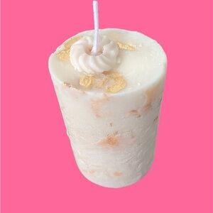 Luxurious White and Gold Scented Candle🕯️ (with donut on top) NO OFFERS